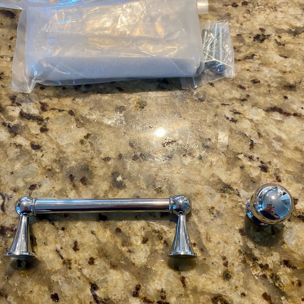Hardware- 4 knobs and 2 pulls - Picture 2 of 3